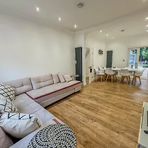  Holiday home Stratford House