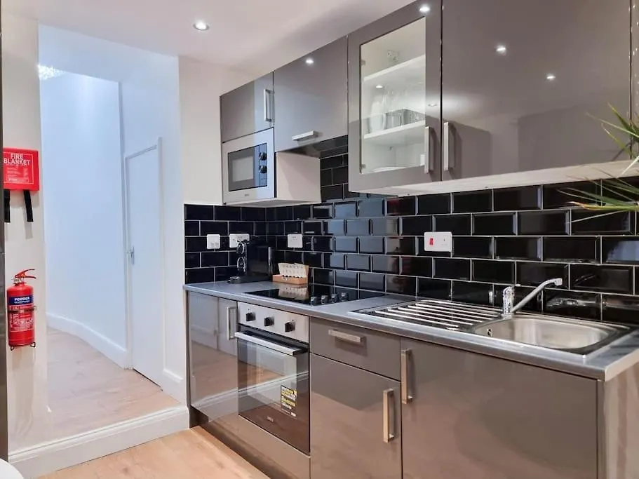 Stylish And Cosy 2 Apartment In London W Private Parking