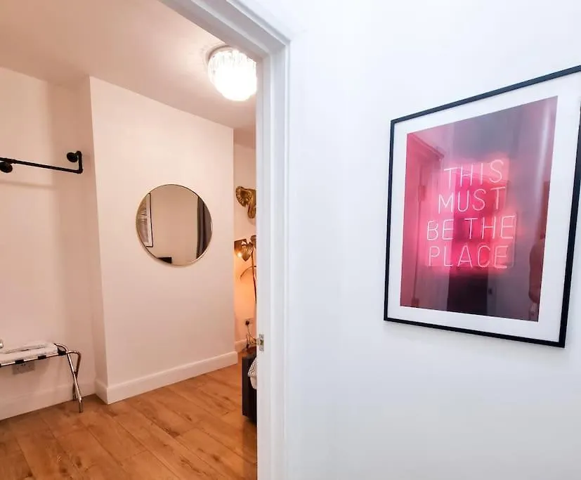 Stylish And Cosy 2 Apartment In London W Private Parking