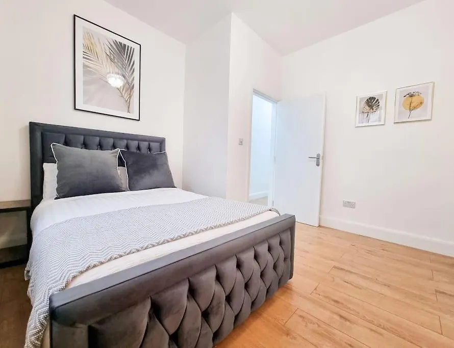 Stylish And Cosy 2 Apartment In London W Private Parking United Kingdom