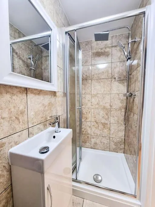 Stylish And Cosy 2 Apartment In London W Private Parking 0*,