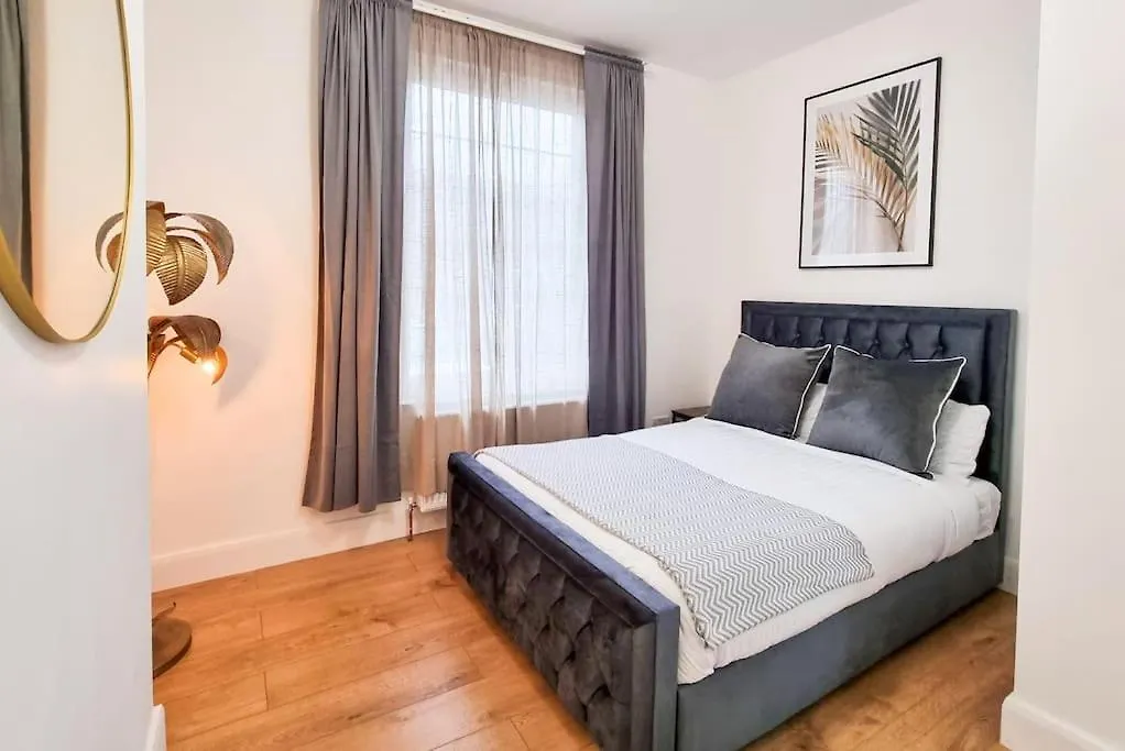 Stylish And Cosy 2 Apartment In London W Private Parking