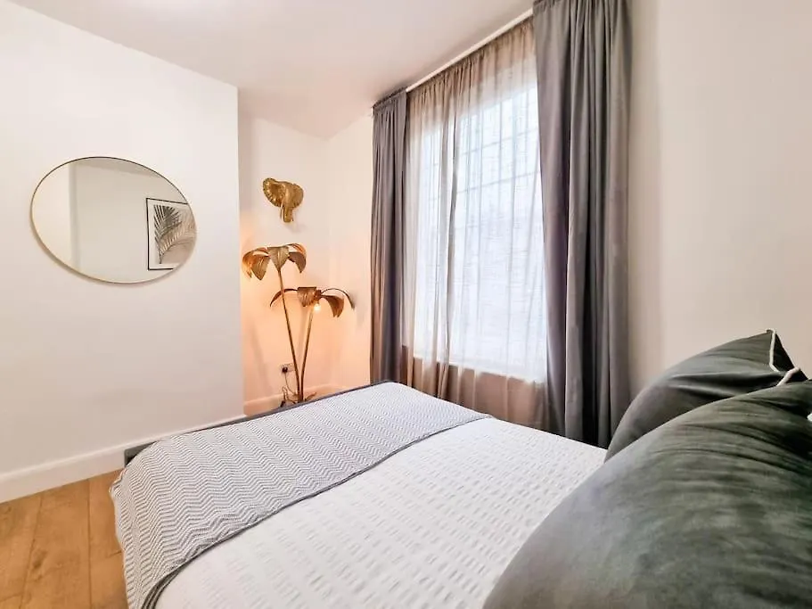 Stylish And Cosy 2 Apartment In London W Private Parking 0*,