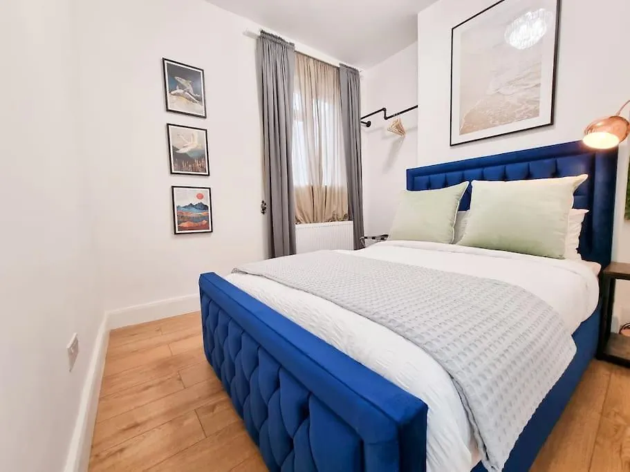 Stylish And Cosy 2 Apartment In London W Private Parking United Kingdom