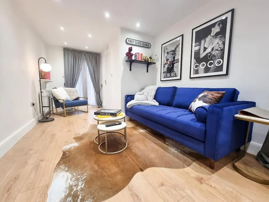 Stylish And Cosy 2 Apartment In London W Private Parking contacts