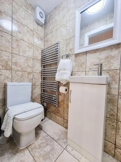 Stylish And Cosy 2 Apartment In London W Private Parking