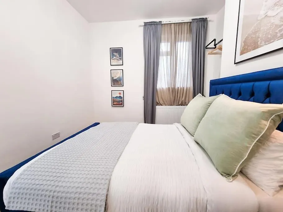 Stylish And Cosy 2 Apartment In London W Private Parking 0*,  United Kingdom
