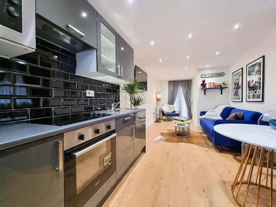 Stylish And Cosy 2 Apartment In London W Private Parking