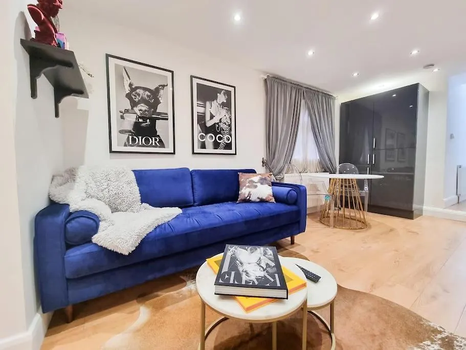 Stylish And Cosy 2 Apartment In London W Private Parking United Kingdom