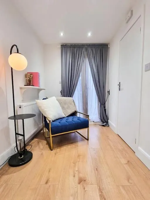 Stylish And Cosy 2 Apartment In London W Private Parking